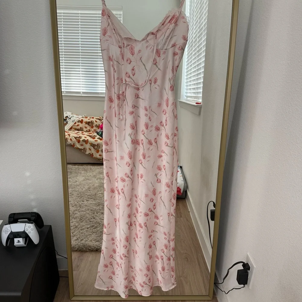 Chic Floral Midi Dress in Pink - Picture 6 of 6